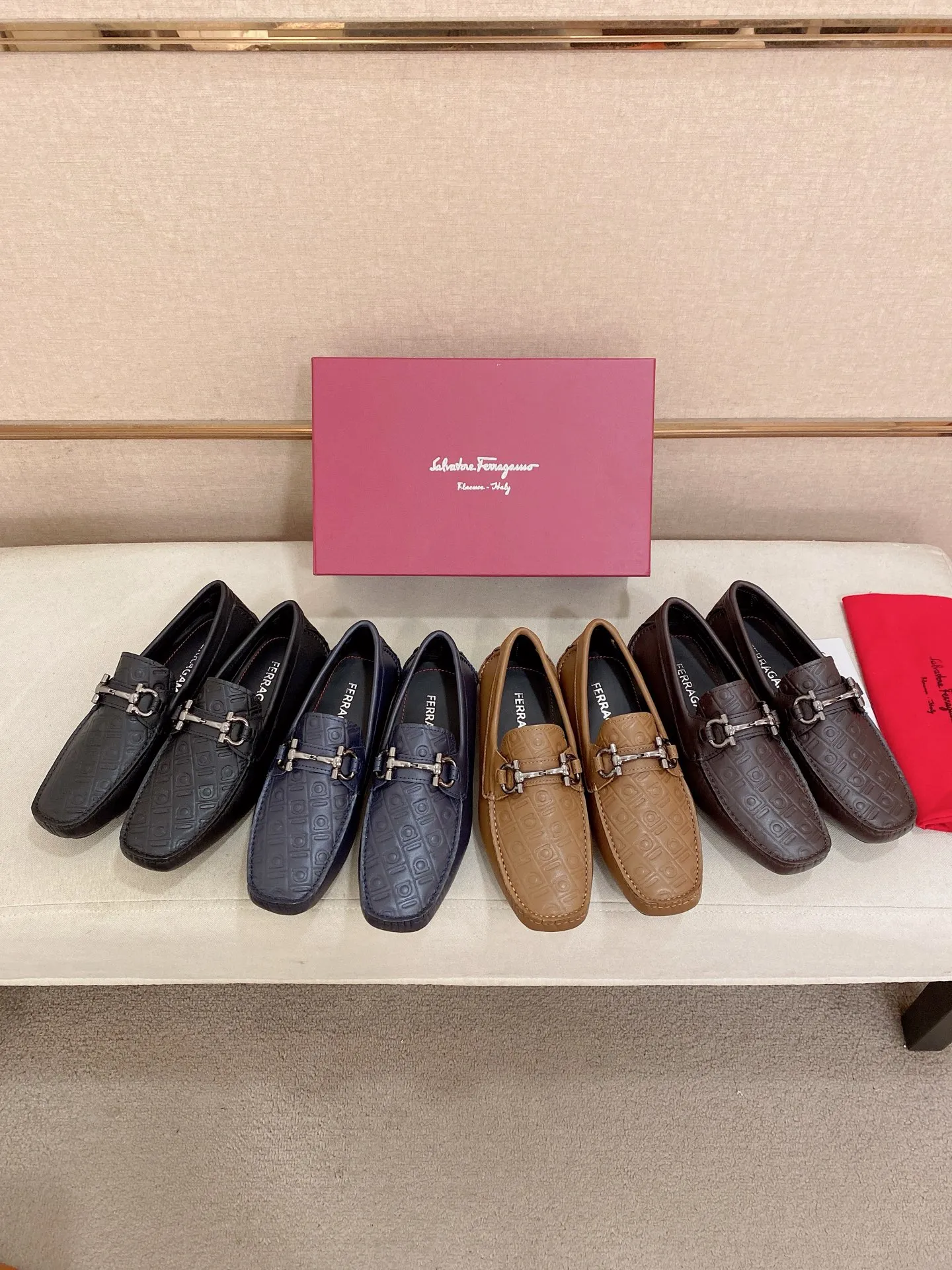 Men's shoes💰: 560💰High-end quality! Ferragamo🆕🆕Exclusive hot-selling products in stock🔥🔥New products on the shelves, high-quality Ferragamo men's pea shoes, high-end casual driving shoes, with complete packaging! 💪 💪 Material: imported cowhide 🐂 + imported high-quality water-dyed cowhide lining + wear-resistant outsole 👍🏻👍🏻 Features: high-end and comfortable, purely handmade 🚀 🚀 Create the perfect shoes that suit you best 🔥 🔥 Size: (38-44) 45 standard size can be customized!